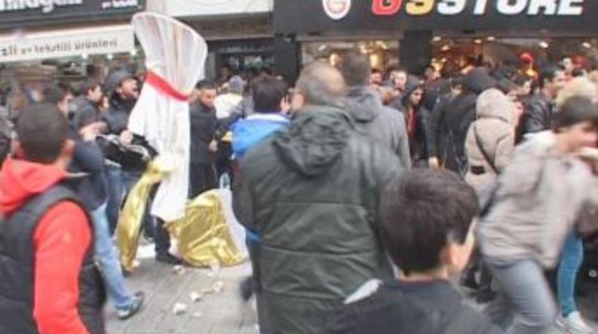 G&ouml;ztepeliler Aydın&rsquo;ın Katıldığı Imza G&uuml;n&uuml;nde Galatasaray Taraftarlarına Saldırdı