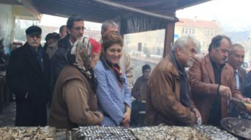 Egelilere Karadenizlilerden Hamsi Ikramı