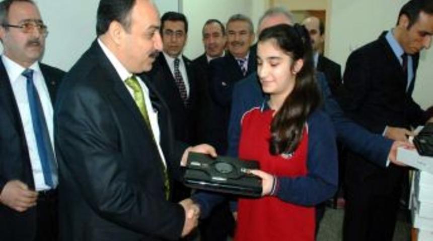 Sinop&rsquo;ta &Ouml;ğrencilere Ve &Ouml;ğretmenlere Tablet Bilgisayar Dağıtıldı