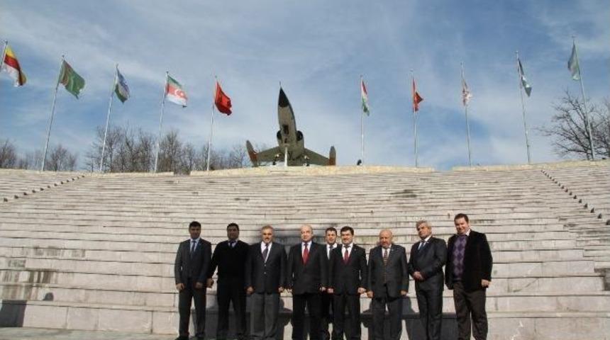 Tacikistan Meclis Başkanı Tacikistan Bayrağını Hendek&rsquo;te G&ouml;r&uuml;nce Duygulandı