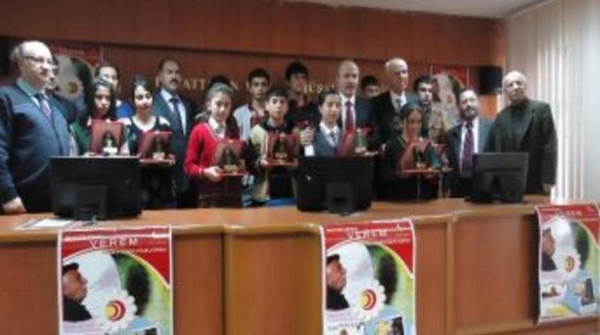 Resim Yarışmasında Birinci Olan &Ouml;ğrenciye Pasinler İl&ccedil;e M&uuml;d&uuml;r&uuml; Plaket Verdi