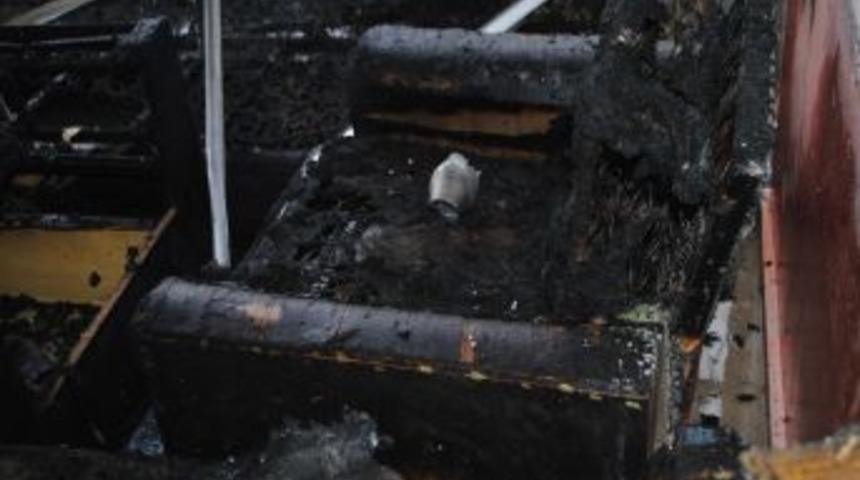 Hakkari'de G&ouml;stericilerin Attığı Molotof Bombası Mobilya Mağazasını Yaktı