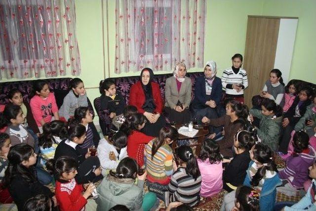 Şube Müdürleri Yatılı Kız Öğrencilere Misafir Oldu