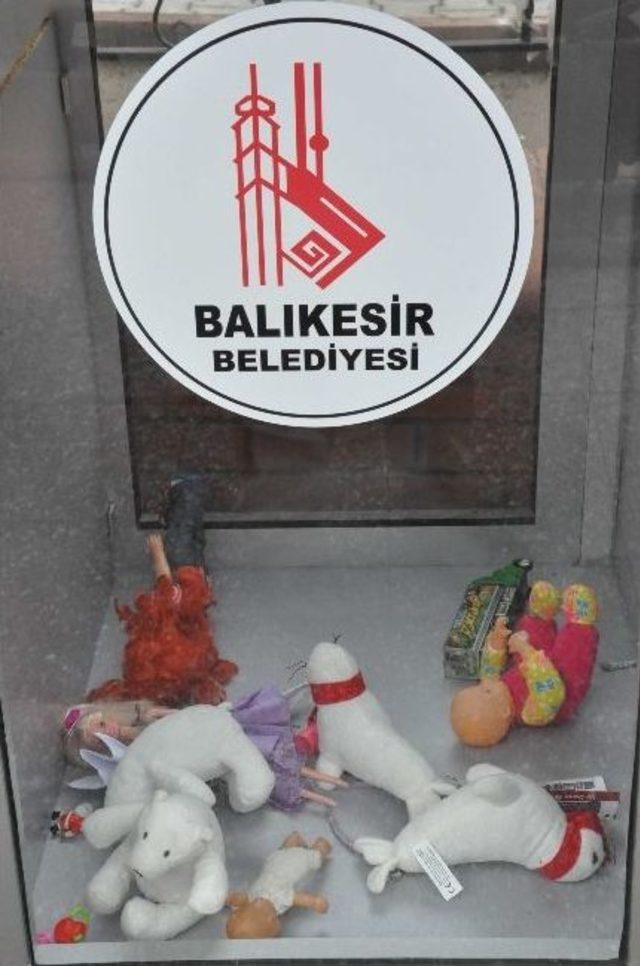 Balıkesir'de Oyuncaklar Ve Kitaplar Kumbaraya