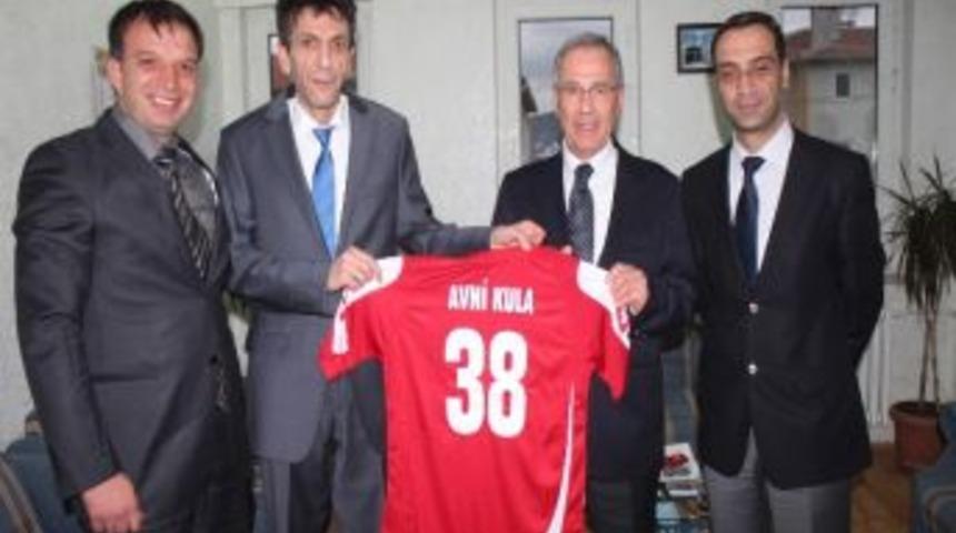 Başkan Acar, Kaymakam Kula&rsquo;ya Forma Hediye Etti