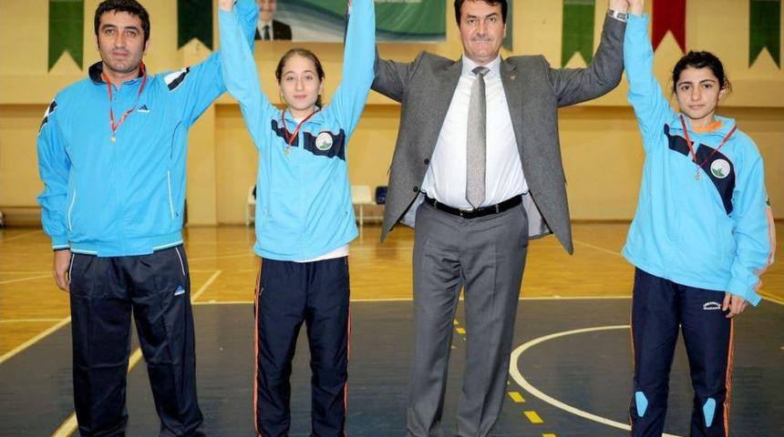 Başkan Dündar, Rekortmen Atletleri Ödüllendirdi