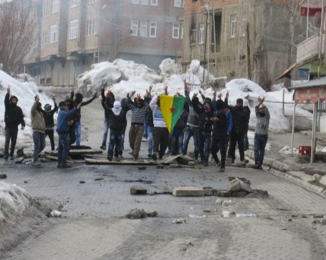 Olayların İ&ccedil;inde Kalan &Ouml;ğretmenler H&uuml;ng&uuml;r H&uuml;ng&uuml;r Ağladı