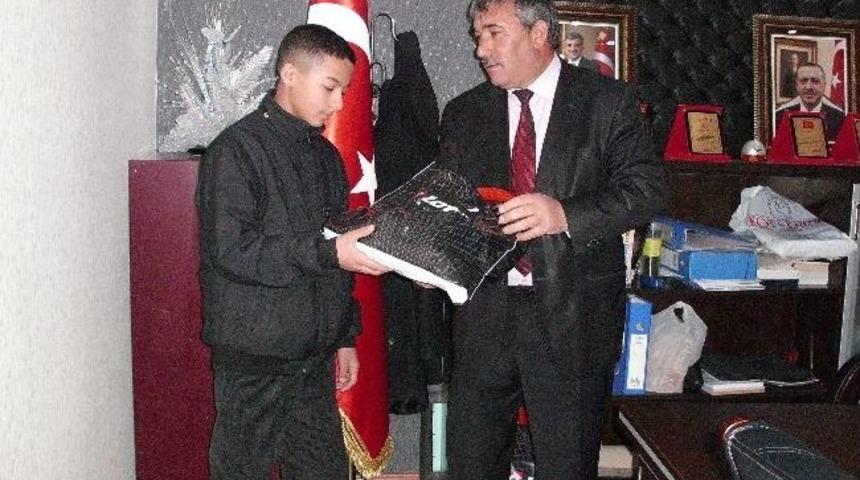 Başarılı Sporcular &Ouml;d&uuml;llendirildi