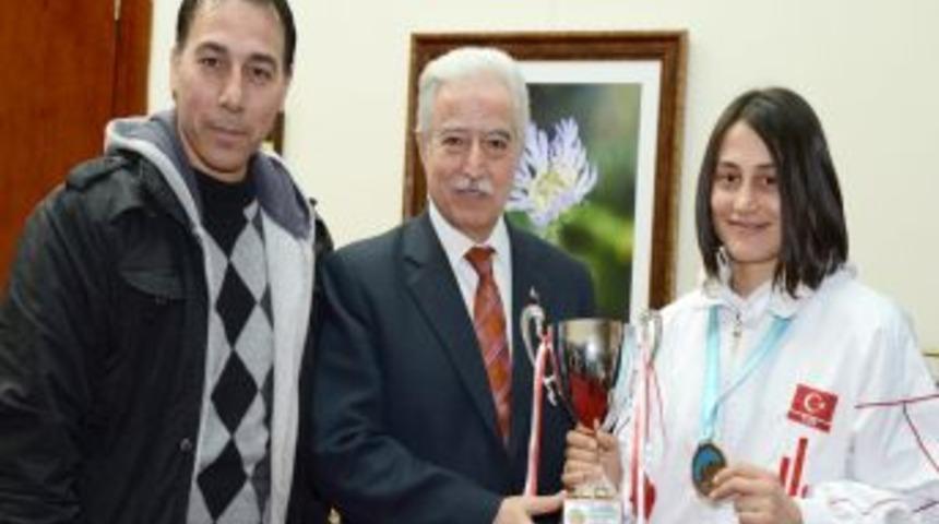 Avrupa Şampiyonu Sporcu, Madalyasını Aldırmaz'a Getirdi