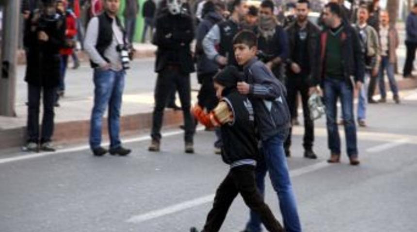 K&uuml;&ccedil;&uuml;k G&ouml;stericilere K&uuml;&ccedil;&uuml;k Ağabeylerinden Tokat