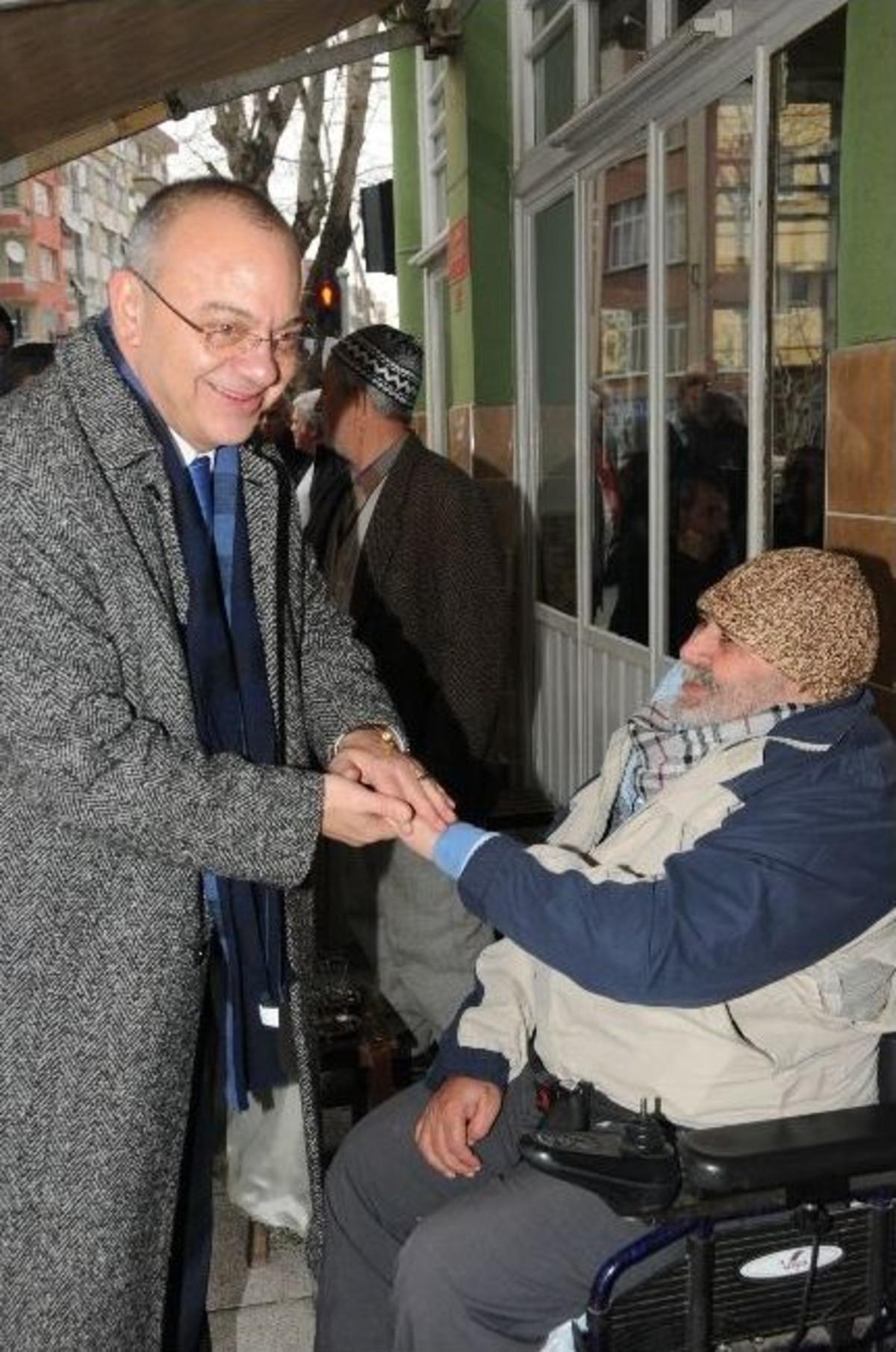 Başkan Erg&uuml;n'e Tevfikiye Mahallesi&rsquo;nde &Ccedil;i&ccedil;ekli Karşılama