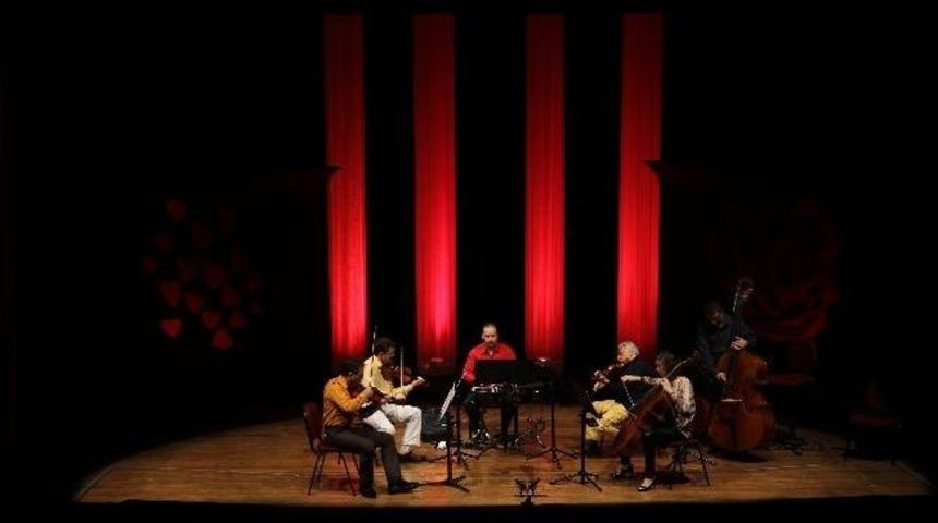 Karşıyaka&rsquo;da Şarkılar Aşk İ&ccedil;in S&ouml;ylendi