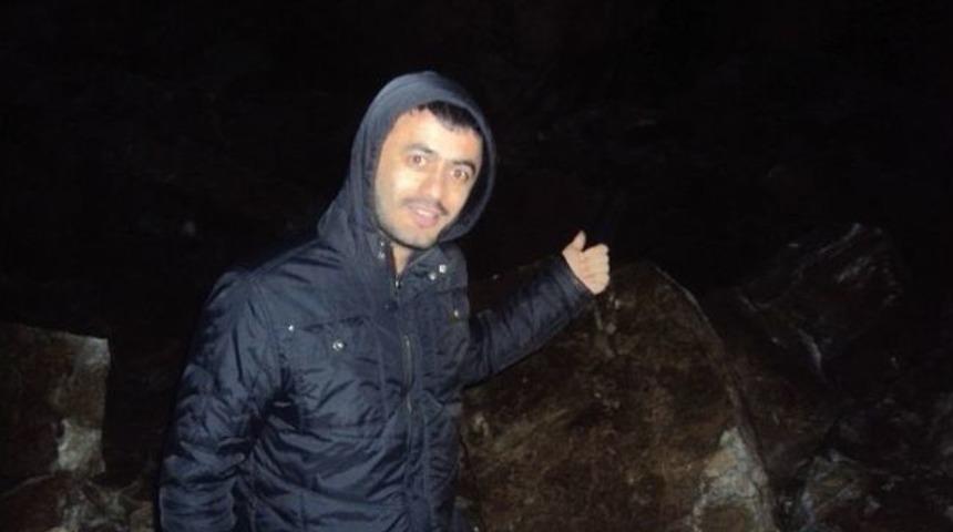 Şemdinli-derecik Karayoluna Tonlarca Ağırlığında Kayalar İndi