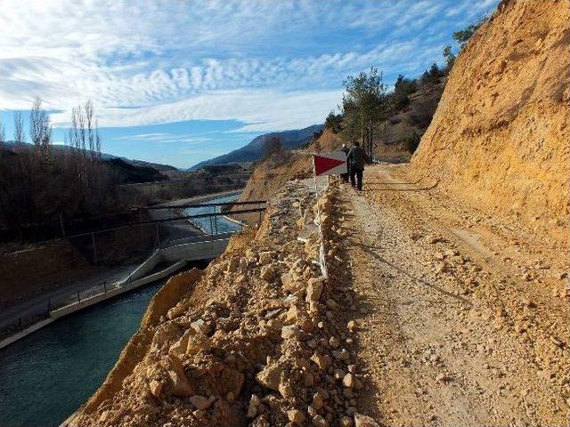 Kanal Çalışması Köy Yolunu Kapattı