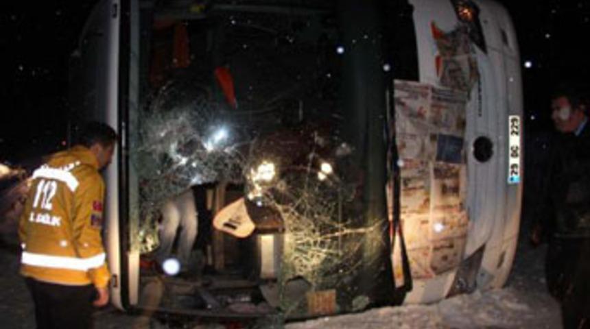 Sivas'ta yolcu otob&uuml;s&uuml; devrildi