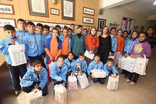 Bir &Ccedil;ift Ayakkabı Mutlu Olmalarına Yetti 2