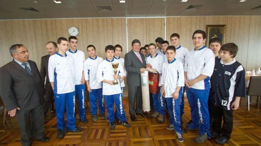 Hacı Boydak, Şampiyon Takımı &Ouml;d&uuml;llendirdi