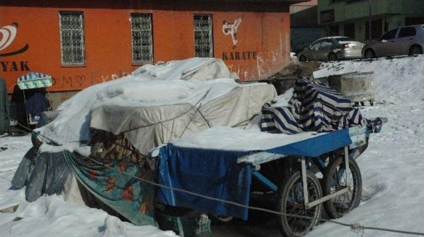 Erzurumlu Seyyar Satıcılara Soğuk Engeli