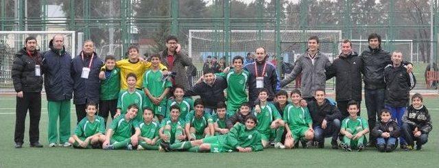 Aliağaspor U-14 Futbol Takımı İzmir Şampiyonu Oldu 3