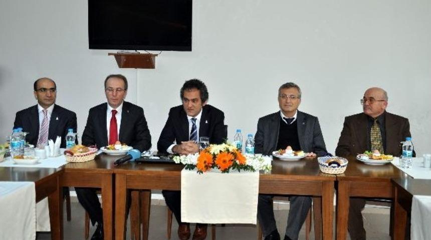 Rekt&ouml;r &Ouml;zer Gazetecilerle Buluştu