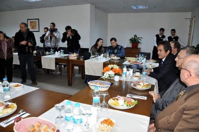 Rekt&ouml;r &Ouml;zer Gazetecilerle Buluştu 1