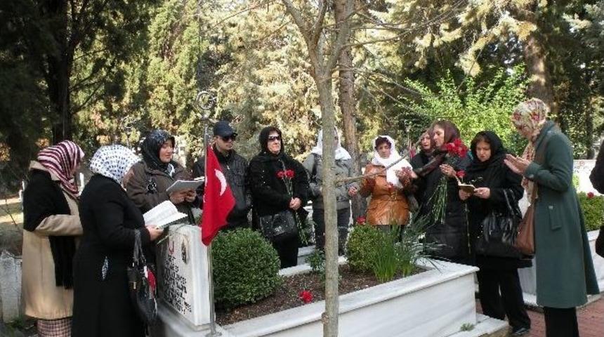 Mhp'li Kadınlar Şehitliği Ziyaret Etti