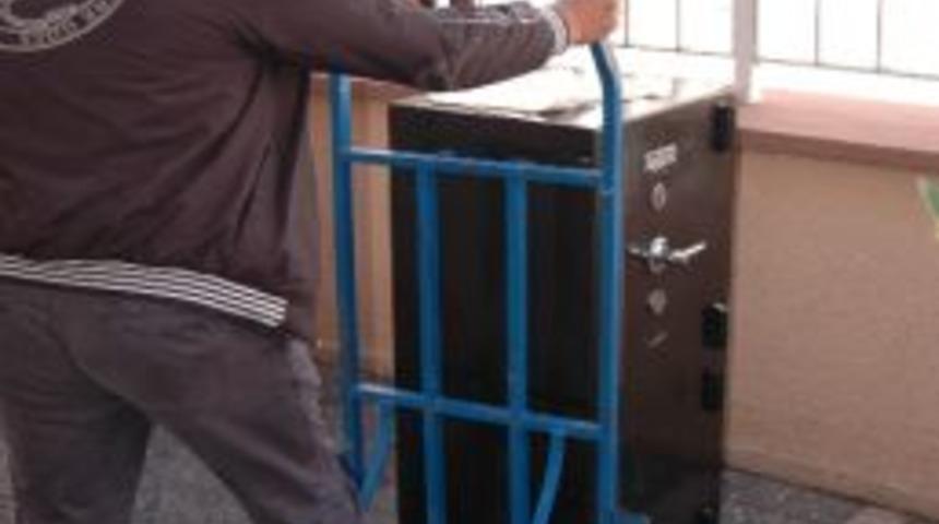 Hırsızlar Polisi G&ouml;r&uuml;nce &Ccedil;aldıkları Kasayı Bırakıp Ka&ccedil;tı