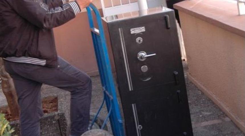 El Arabasıyla &Ccedil;almak Istedikleri Kasayı, Polisi G&ouml;r&uuml;nce Bırakıp Ka&ccedil;tılar