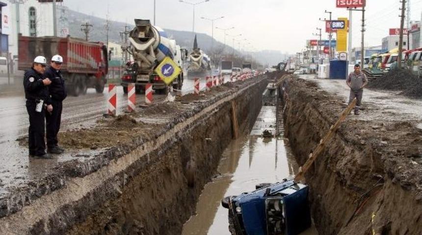 Otomobil Yağmur Suyu Kanalına U&ccedil;tu