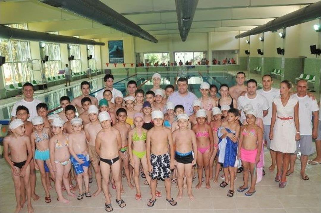 Bornova&rsquo;da Yarı Olımpık Havuzlarda Kışın Da Y&uuml;zme Keyfi