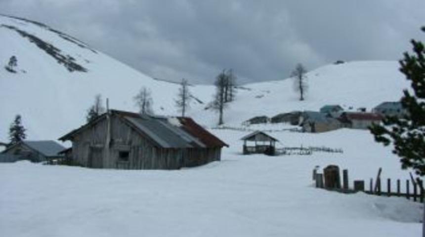 Kar Kalınlığının 4 Metreye Ulaştığı Kard&uuml;z, Kış Sporları İ&ccedil;in Son Derece Elverişli