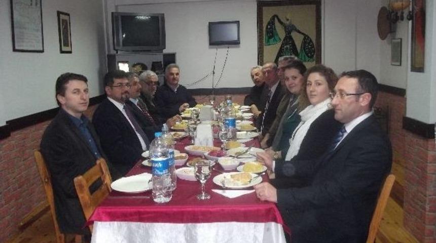 Rekt&ouml;r Elmas Sakarya Kafkas K&uuml;lt&uuml;r Derneğini Ziyaret Etti