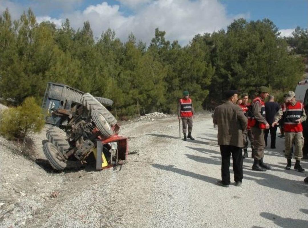Selendi'de Trakt&ouml;r Kazası: 1 &Ouml;l&uuml;, 3 Yaralı