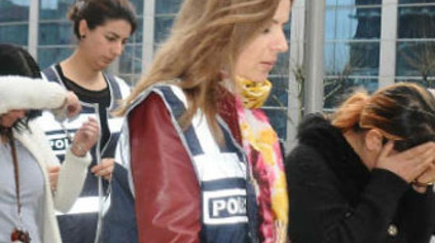 Hırsız kızlar, paraları i&ccedil; &ccedil;amaşırlarına sakladı