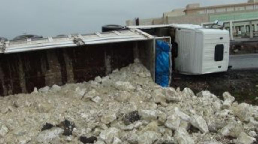 Siverek'te Mermer Y&uuml;kl&uuml; TIR Şarampole U&ccedil;tu, 1 Yaralı