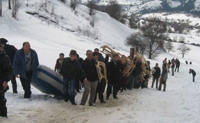 Artvin'de Tahta Kızak Yarışmaları