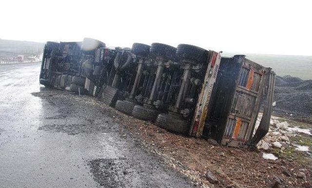 Mermer Yüklü Kamyon Devrildi: 1 Yaralı