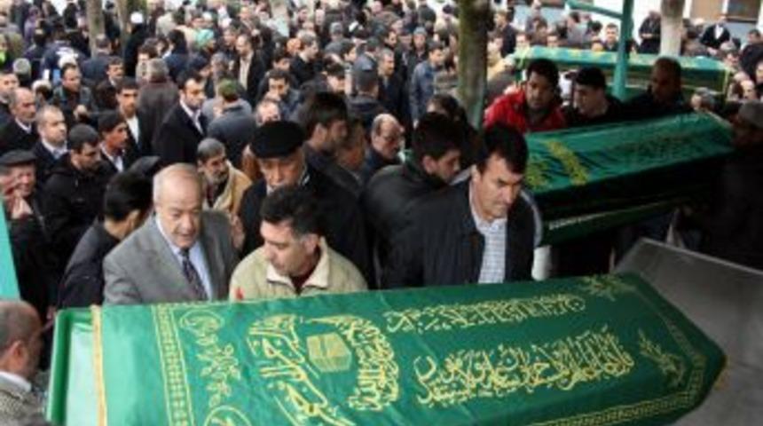 Yangında &Ouml;len Iki Kız Kardeş Ve Halaları G&ouml;zyaşlarıyla Uğurlandı