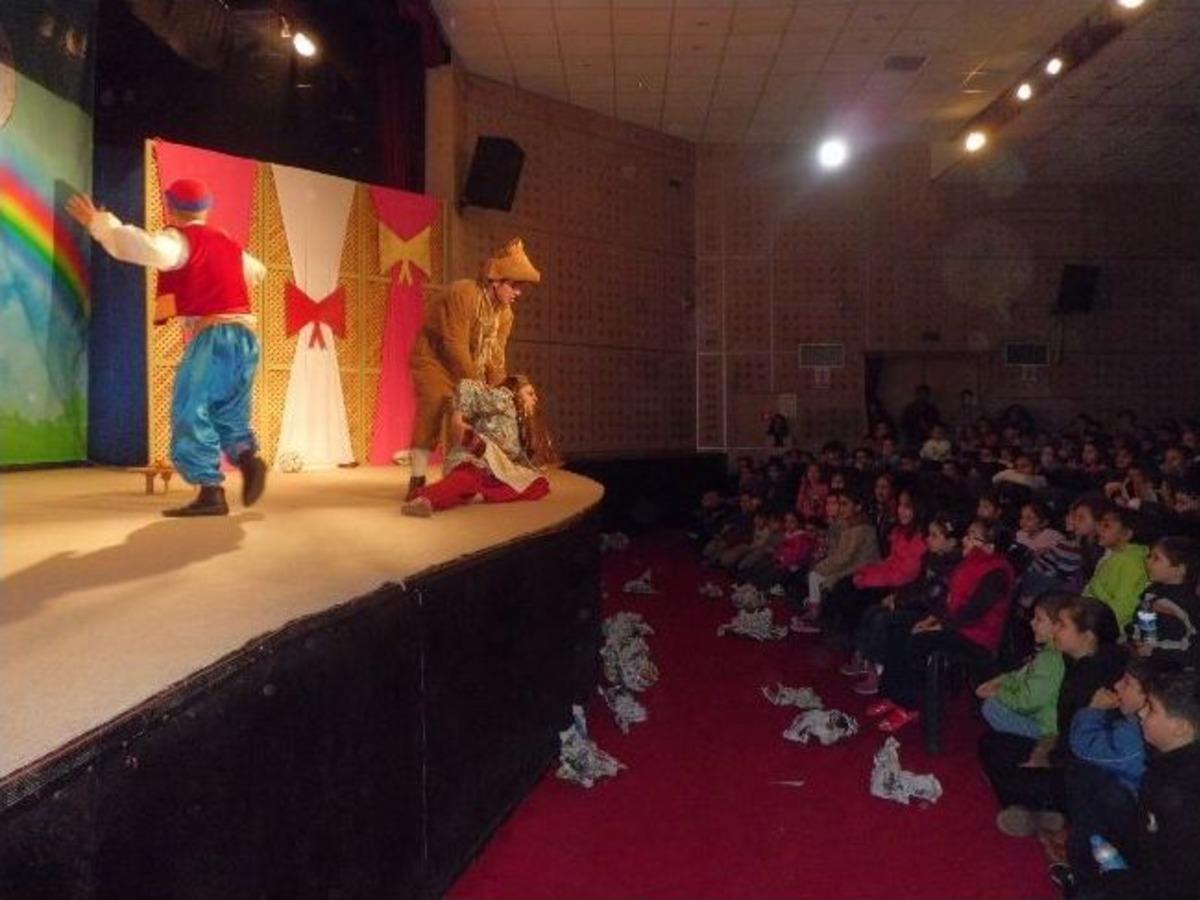 Yeni Yılın İlk &Ccedil;ocuk Oyunu 'bizimkiler' Miniklerle Buluştu