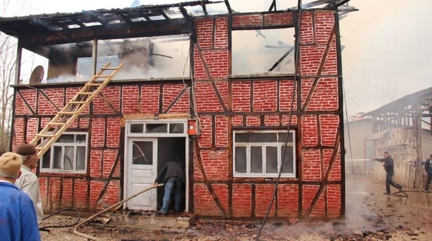 Ahşap Ev Alevlere Teslim Oldu