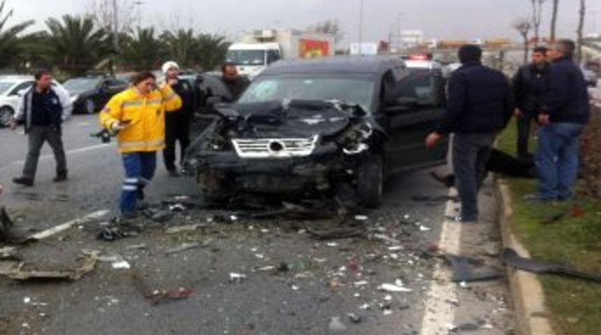 Karşı Yola Ge&ccedil;en Otomobil Kaza Yaptı: 4 Yaralı