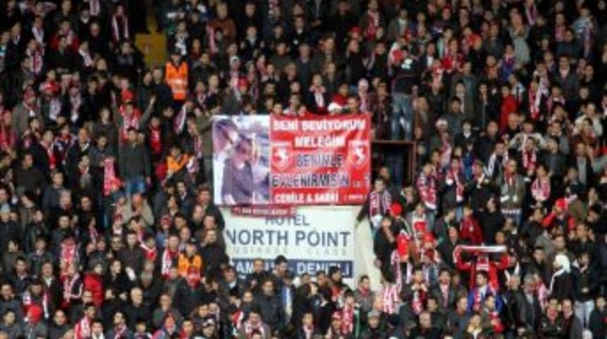 Samsunspor Ma&ccedil;ında Pankartlı Evlilik Teklifi