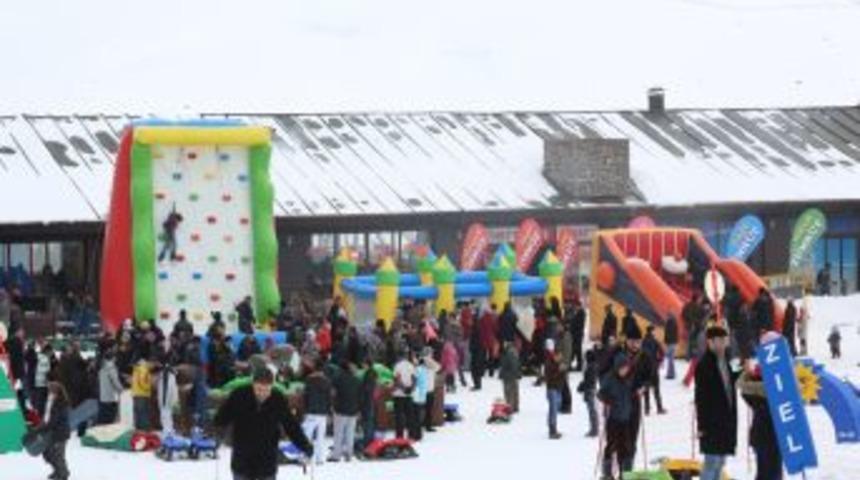 Kar Festivalinde Vatandaşa Ekmek Arası Sucuk Ikram Edildi