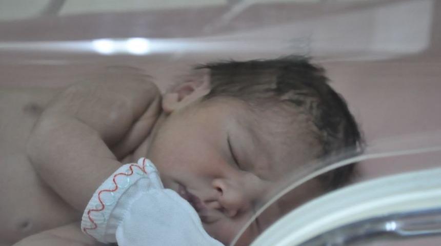 Donmak &Uuml;zereyken Bulunan 4 G&uuml;nl&uuml;k Bebeğin Tedavisi S&uuml;r&uuml;yor