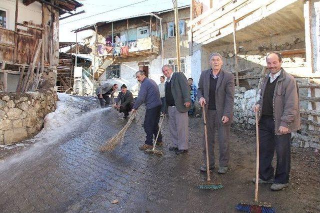 Oltu’da İmece Usulü Bahar Temizliği