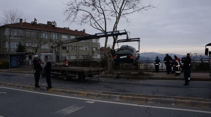 L&uuml;ks Otomobiliyle &Ouml;nce Direğe, Sonra Ağaca &Ccedil;arptı