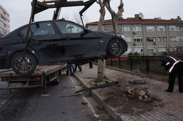 Lüks Otomobiliyle Önce Direğe, Sonra Ağaca Çarptı 2