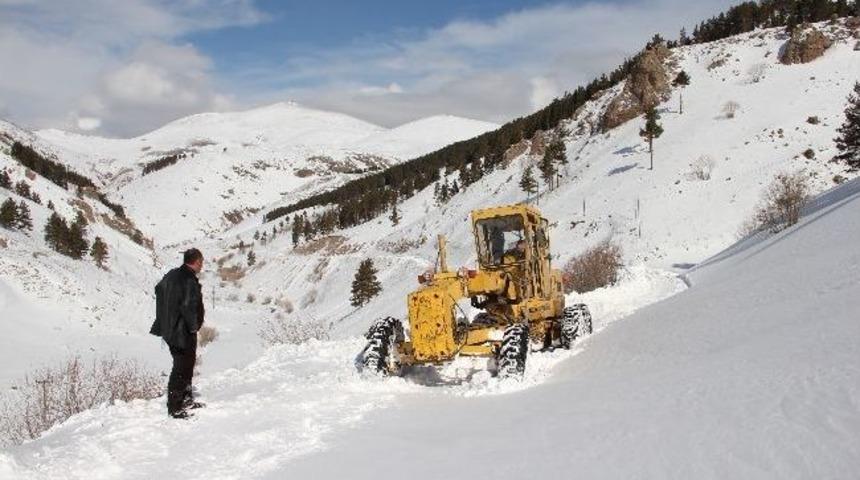 Erzurum&rsquo;da Kar Ve Tipi Nedeniyle Kapanan K&ouml;y Yolları A&ccedil;ılıyor