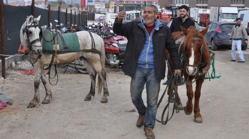 Trafikten Men Edilen At Arabaları, Motorlu Taşıtlar Gibi Otoparka &Ccedil;ekiliyor