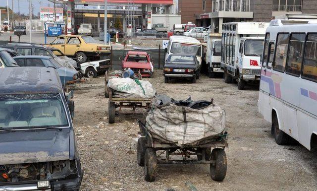 Trafikten Men Edilen At Arabaları, Motorlu Taşıtlar Gibi Otoparka Çekiliyor